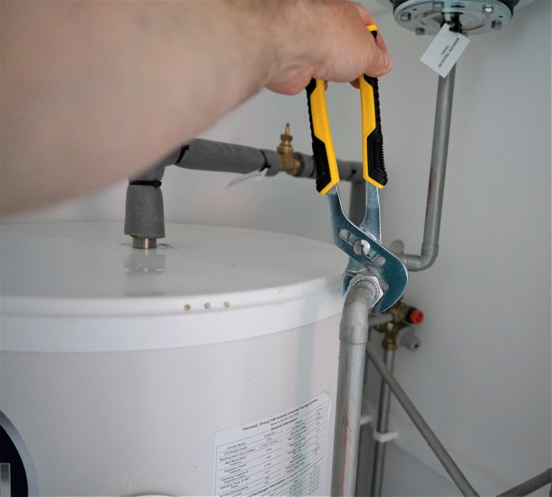 Chauffe-eau qui fuit par le haut, intervention plombier en urgence