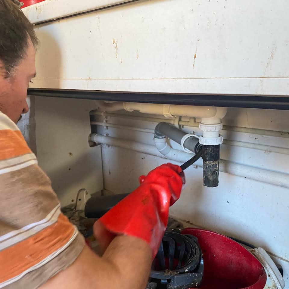 Plombier SOS Home Services débouchant une canalisation à Chartres